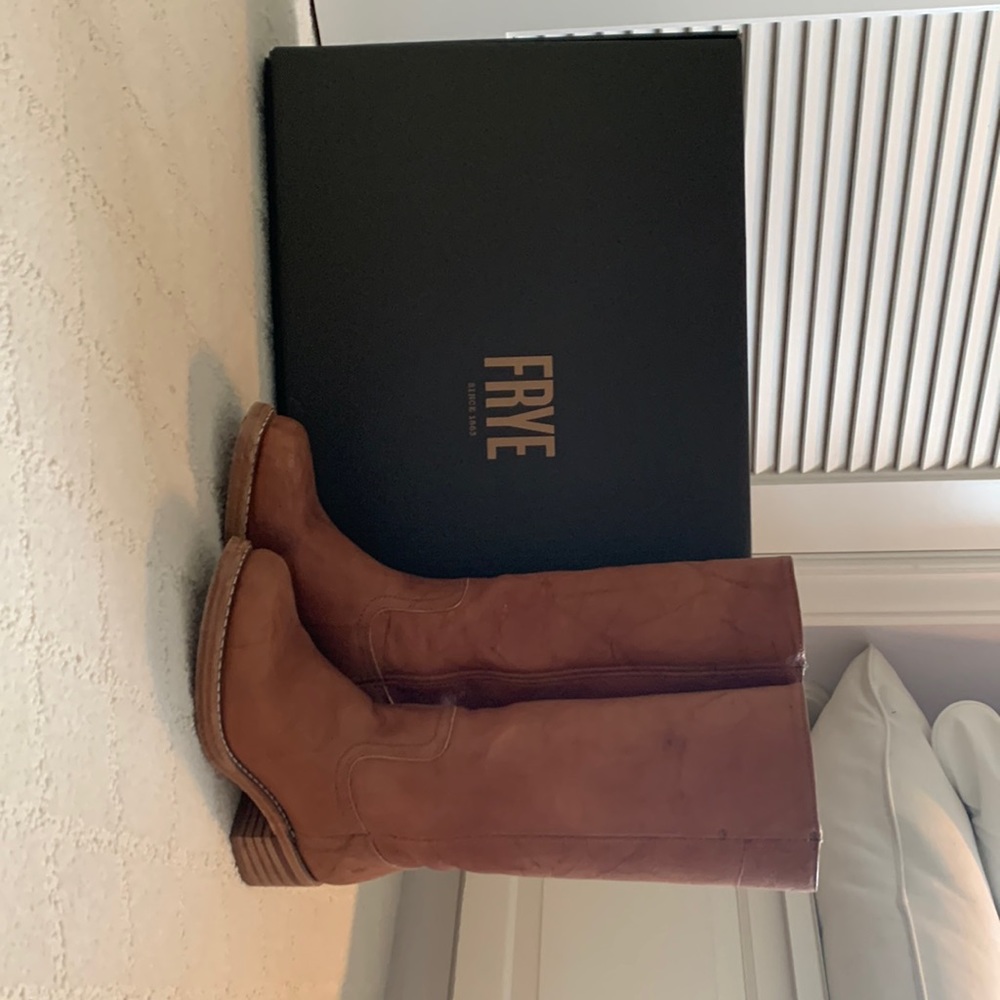 Frye campus boots- iconic style. Barely worn!